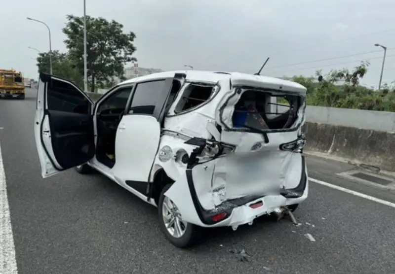 連假第一天！國1大貨車追撞休旅車　後座3胞胎姊弟送醫