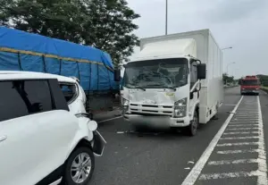 ▲警方初判為大貨車未保持安全距離，且未注意車前狀況釀禍。（圖／翻攝畫面）