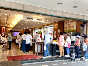 直擊／黃仁勳吃過「王記府城肉粽」端午爆人潮　分店1小時全售罄
