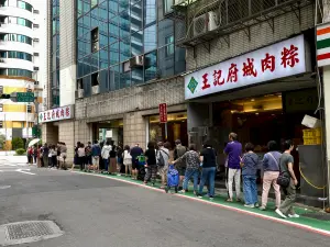 ▲「王記府城肉粽」的人潮已從店面蔓延到旁邊小巷子內，並延伸到店家的廚房後門之處。（圖／記者葉盛耀）