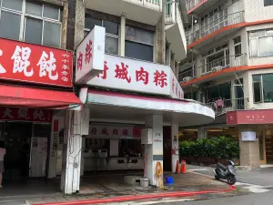 ▲「王記府城肉粽」位在西門町商圈的西寧店，11點開張，未到12點店內的粽子就已售罄。（圖／記者葉盛耀）