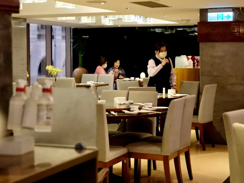 ▲欣葉餐飲集團今日被衛福部食品藥物管理署公布邊境商品查驗不合格情形，美國進口「冷凍北黃道蟹」檢出重金屬鎘0.9 mg/kg，欣葉表示該產品為樣品，已經銷毀且餐廳並未使用。（圖／記者葉盛耀攝）