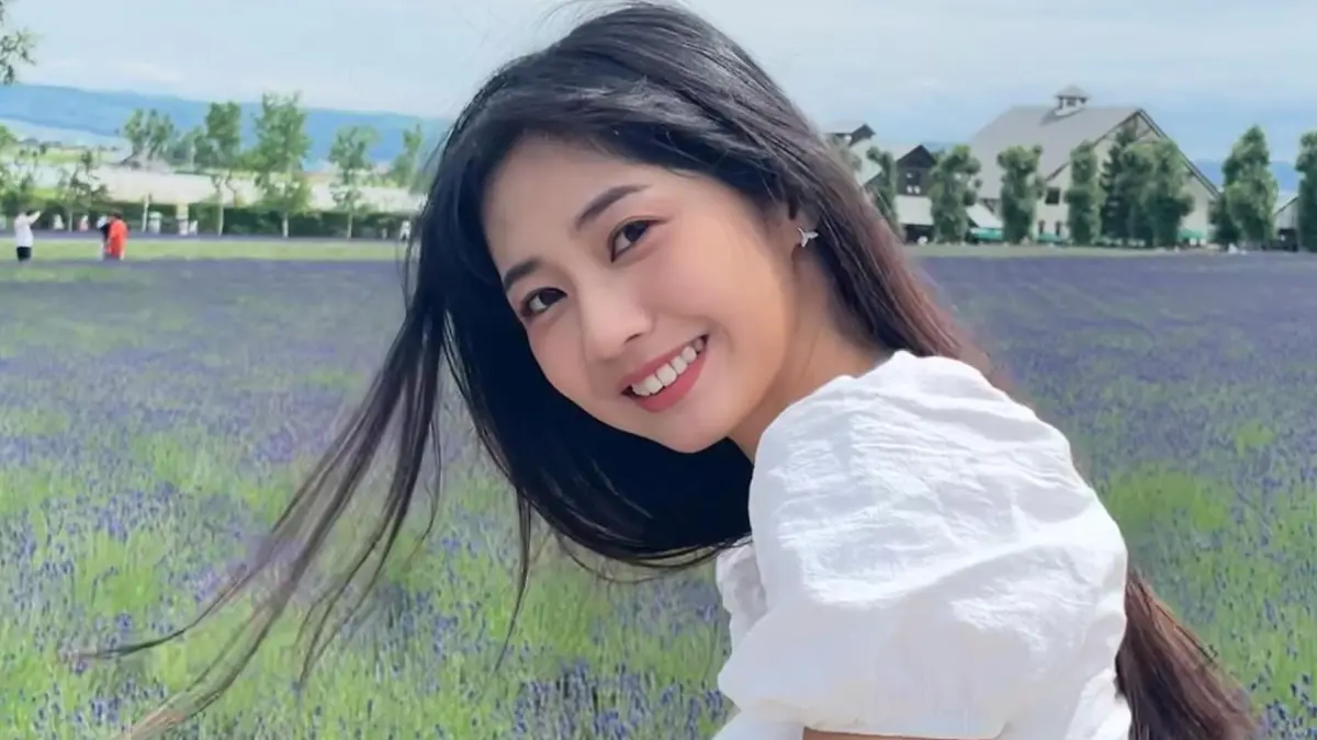 ▲「Fubon Angels」慈妹穿上水手制服，比出臉頰愛心，給應屆畢業生祝福。（圖／慈妹臉書）