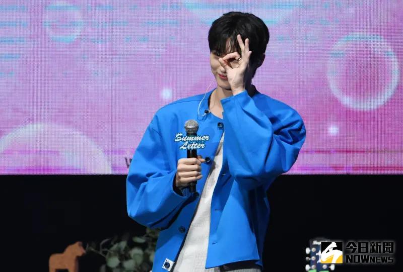 ▲邊佑錫收到歌迷高喊「我也愛你」,比OK回應致謝。(圖/記者林調遜攝)