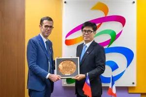 ▲高雄市長陳其邁(圖右)致贈法國在台協會主任 Franck Paris(圖左)「高雄映像托盤」。(圖/高市府提供) ▲高雄市長陳其邁(圖右)致贈法國在台協會主任 Franck Paris(圖左)「高雄映像托盤」。(圖/高市府提供)