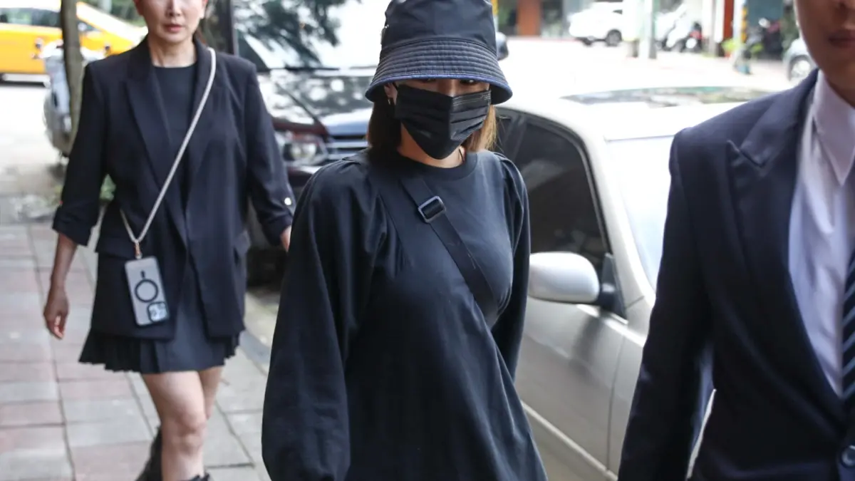 ▲啦啦隊女神峮峮在邱瓈寬母親靈堂待了半小時，透露看見邱瓈寬變得消瘦，希望她多吃點東西。（圖／NOWnews攝影中心）