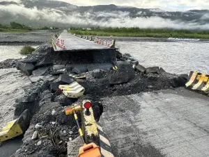 搶修不到一天又被掏空！玉里高寮大橋便道再被沖斷　緊急封路
