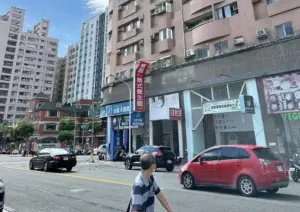 高雄左營大樓磁磚高處墜落!瑞典坦克慘遭砸 引擎、擋風玻璃受損