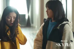 ▲金寶羅（上圖右，下圖）跟金惠奫因為《Sky Castle》成名。（圖／翻攝JTBC官網）