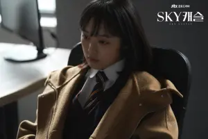 ▲金寶羅（上圖右，下圖）跟金惠奫因為《Sky Castle》成名。（圖／翻攝JTBC官網）