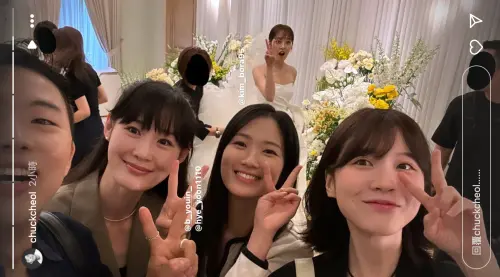 ▲金惠奫(右2)趕在出國前,抽空現身金寶羅婚禮。(圖/chuckcheol IG) ▲金惠奫(右2)趕在出國前,抽空現身金寶羅婚禮。(圖/chuckcheol IG)