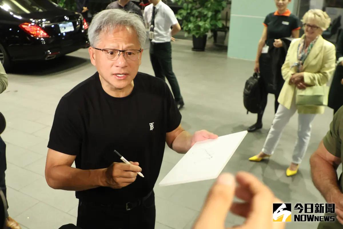 ▲有粉絲要求黃仁勳照著中文簽名，但他卻「抗議」用台語跟別的粉絲小小抱怨一下，萌萌的模樣讓粉絲忍不住笑出來。（圖／記者陳明中攝，2024.6.8）