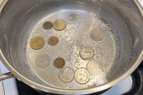 ▲取可飲用的午時水直接喝，或是用午時水洗澡、擦拭家裡，還有用午時水煮「招財水」。（圖／民眾提供）