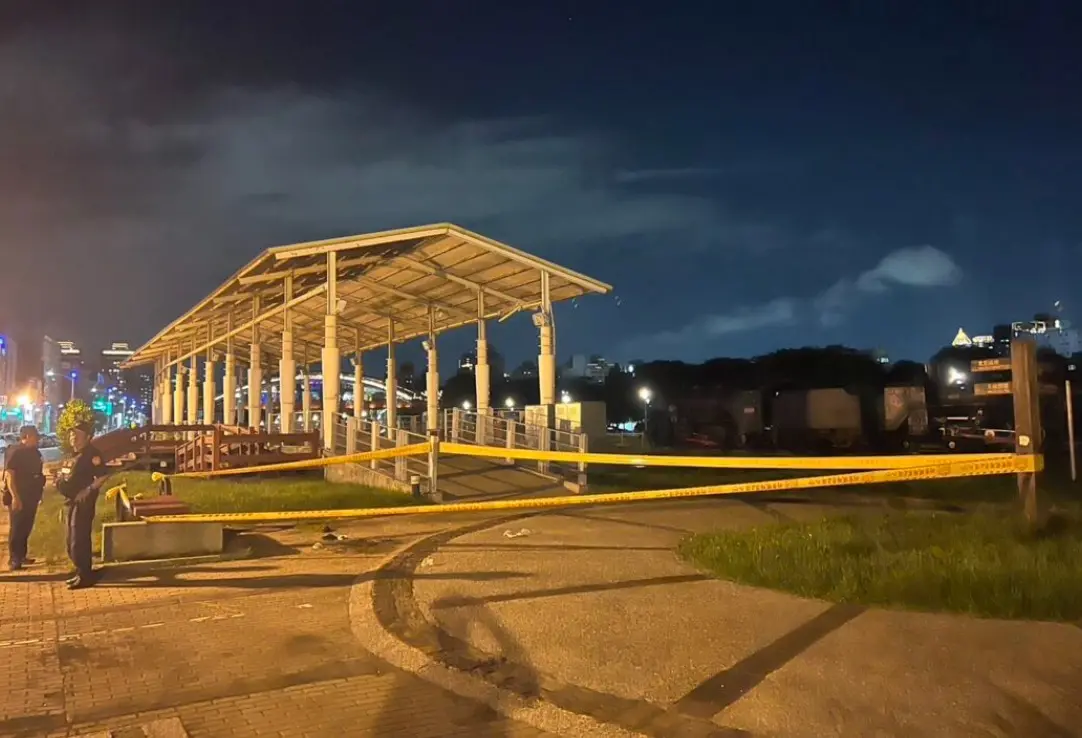 ▲本月8日晚間，高雄鼓山哈瑪星鐵道公園附近，一名46歲施姓男子全身著火，全身90%3度灼傷，送醫搶救中。（圖／翻攝畫面）