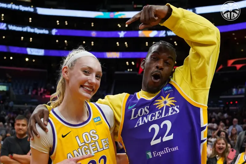▲Jimmy Butler昨天觀戰洛杉磯火花隊的比賽，與WNBA新科榜眼Cameron Brink相見歡，身穿22號球衣，結合季後的市場上的一些消息，特別引人遐想。（圖／美聯社／達志影像）