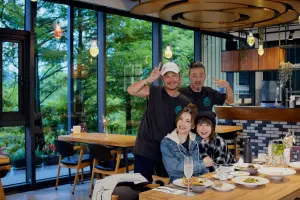 ▲KID帶峮峮去拜月老,籤詩的內容讓觀眾鼻酸。(圖/花甲少年趣旅行臉書) ▲KID帶峮峮去拜月老,籤詩的內容讓觀眾鼻酸。(圖/花甲少年趣旅行臉書)