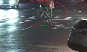 9日清晨,高雄市苓雅區青年一路某家超商外,5名外籍男子爆發街頭肢體衝突,起因是一名張姓女子遭襲胸。(圖/翻攝畫面) ▲9日清晨,高雄市苓雅區青年一路某家超商外,5名外籍男子爆發街頭肢體衝突,起因是一名張姓女子遭襲胸。(圖/翻攝畫面)