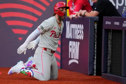 ▲大聯盟倫敦海外賽,費城人哈波(Bryce Harper)擊出追平轟,滑草慶祝致敬足球,讓現場氣氛嗨到最高點。(圖/美聯社/達志影像) ▲大聯盟倫敦海外賽,費城人哈波(Bryce Harper)擊出追平轟,滑草慶祝致敬足球,讓現場氣氛嗨到最高點。(圖/美聯社/達志影像)