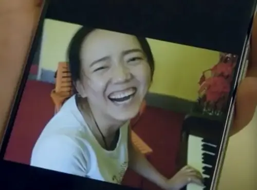 ▲▲中國一名鋼琴女老師,因魔性笑聲而被做成迷因爆紅,而她近日接受中國媒體採訪,坦言爆紅後被網暴長達9年。(圖/翻攝自微博) ▲▲中國一名鋼琴女老師,因魔性笑聲而被做成迷因爆紅,而她近日接受中國媒體採訪,坦言爆紅後被網暴長達9年。(圖/翻攝自微博)
