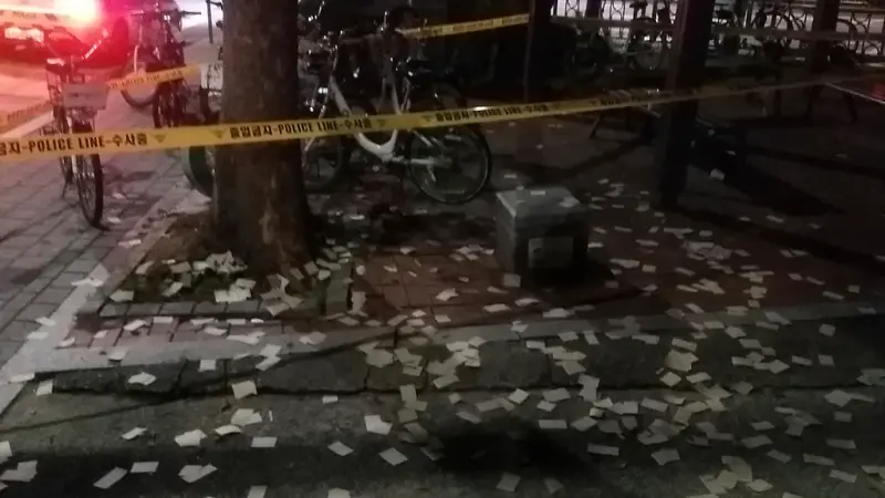 ▲此次北韓空飄氣球,首都圈多地隨處可見氣球殘骸、廢紙及垃圾。(圖/美聯社/達志影像)