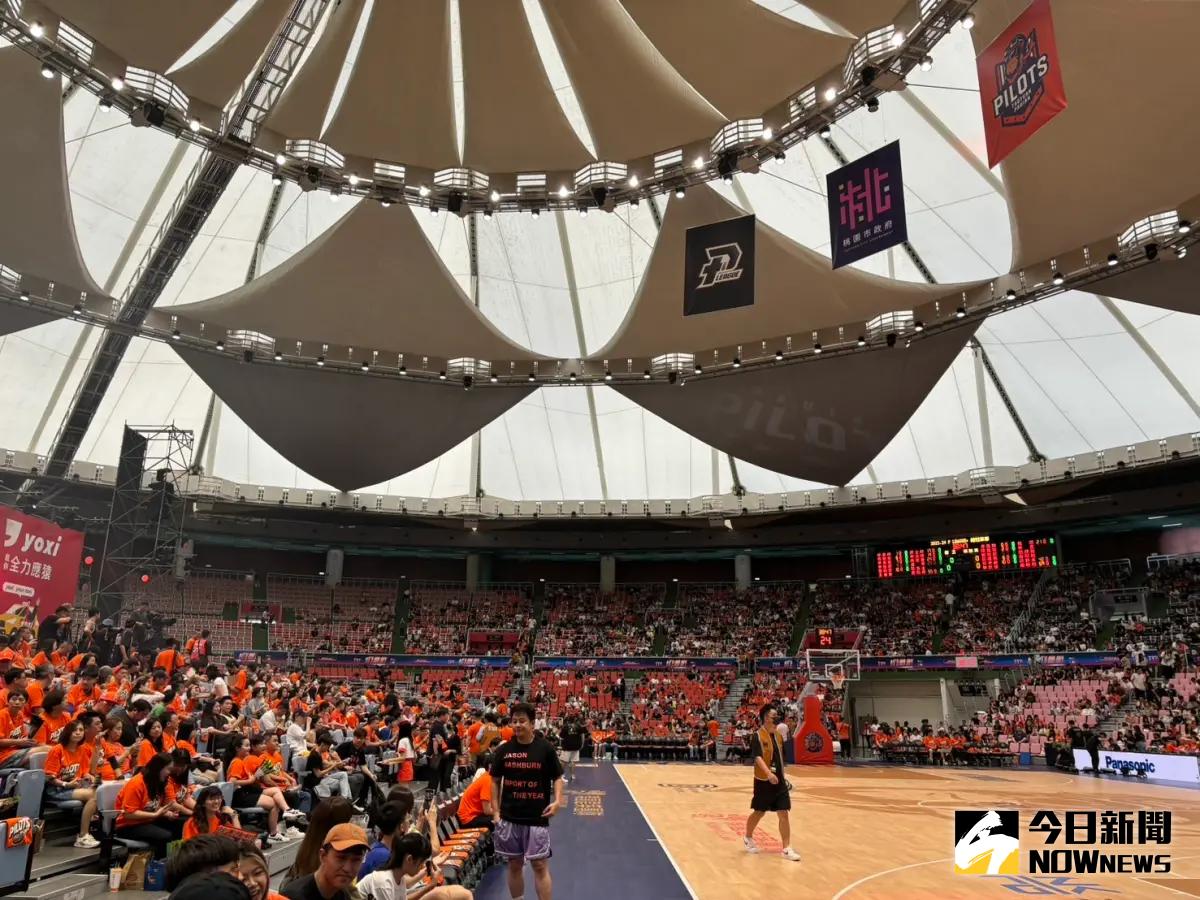 ▲隨著桃園巨蛋即將展開整修工程，TPBL桃園台啤永豐雲豹隊將在新賽季迎來主場變動。球隊執行長張建偉今（30）日出席活動時透露，球隊新賽季主場將暫時遷至主戰控衛高錦瑋、後衛丁冠皓、新秀徐宏瑋的母校健行科技大學體育館，並強調「在地經營」與「桃園連結」是這次選址的核心考量。(圖/廖聿偉攝)