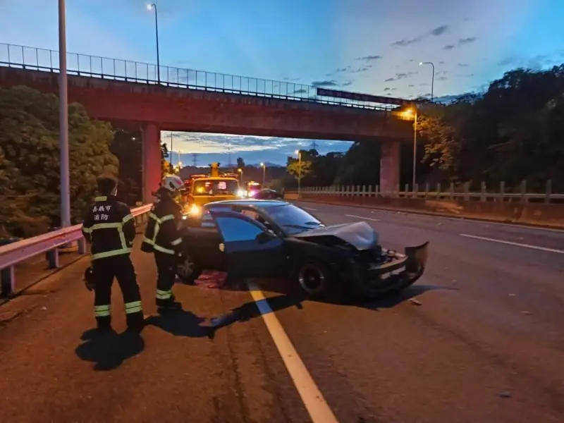 ▲酒駕的官男逆向上國道，導致連環車禍、1人受傷送醫。（圖／翻攝畫面）