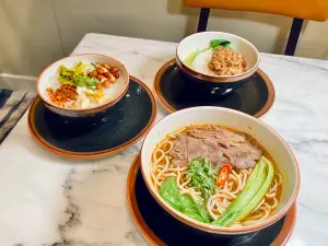 ▲The Local 24小時餐廳還吃得到牛肉麵、滷肉飯及粥品。（圖／記者蕭涵云攝）