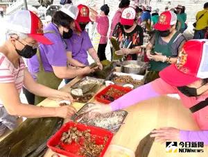 ▲高雄市覆鼎金保安宮將舉辦慶端午粽香傳千里慈善送愛心系列活動,邀請各社區社團組隊參加包粽大賽。(圖/記者黃守作攝,2024.06.09) ▲高雄市覆鼎金保安宮將舉辦慶端午粽香傳千里慈善送愛心系列活動,邀請各社區社團組隊參加包粽大賽。(圖/記者黃守作攝,2024.06.09)