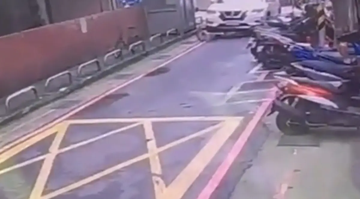 ▲張姓婦人騎乘腳踏車自摔，不料下秒卻慘遭右轉車輛輾過身亡。（圖／翻攝畫面）