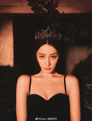 ▲迪麗熱巴挑戰黑天鵝造型,高冷又神祕,成果令人驚豔。(圖/迪麗熱巴微博) ▲迪麗熱巴挑戰黑天鵝造型,高冷又神祕,成果令人驚豔。(圖/迪麗熱巴微博)