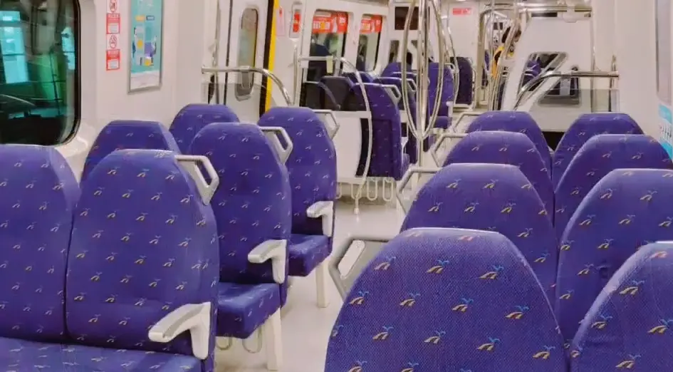 ▲有女網友分享，搭乘機場捷運時目睹兩個日本女生在車廂內大聲聊天，沒想到下秒就有台灣女乘客，使用日語提醒兩人太過吵鬧。（圖／翻攝Youtube桃園大眾捷運）