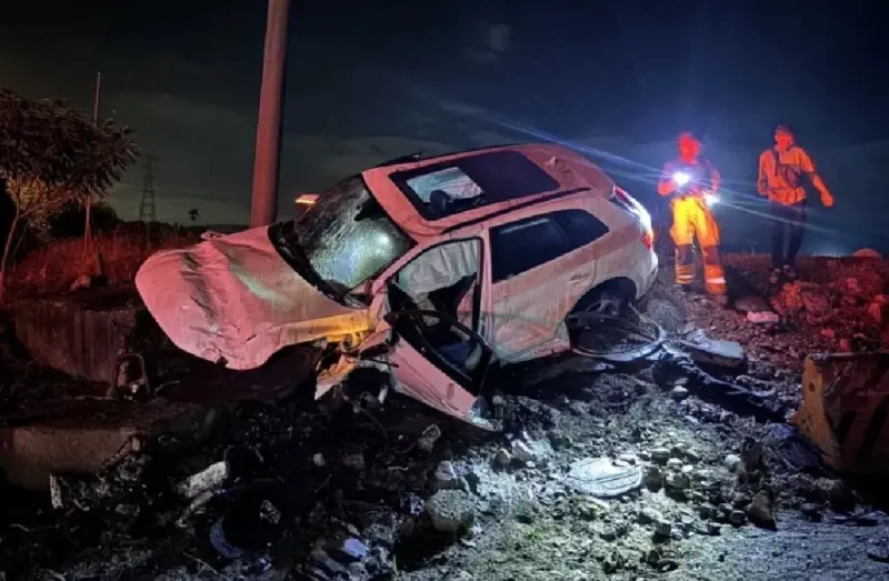 ▲10日凌晨，屏東里港鄉里嶺大橋，發生死亡車禍事故，劉姓男子駕駛奧迪Q5休旅車，不明原因自撞護欄後墜橋。（圖／翻攝畫面）