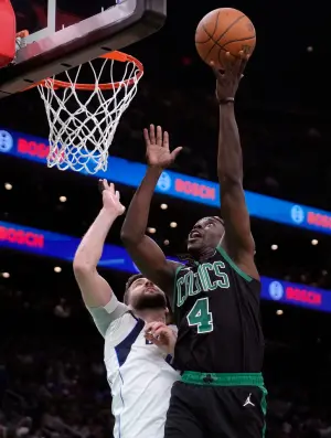 ▲Jrue Holiday單場26分是全隊最高,也是贏球功臣,帶領綠衫軍塞爾提克以105:98擊敗獨行俠。(圖/美聯社/達志影像) ▲Jrue Holiday單場26分是全隊最高,也是贏球功臣,帶領綠衫軍塞爾提克以105:98擊敗獨行俠。(圖/美聯社/達志影像)