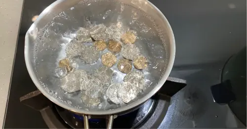 ▲端午節接午時水煮發財水，可煮滾3至5分鐘，代表財源滾滾，蒸氣瀰漫寓意財氣遍布家中。（圖／記者黃韻文攝）