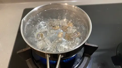 ▲端午節午時水煮財水、招財水。(圖/記者黃韻文攝) ▲端午節午時水煮財水、招財水。(圖/記者黃韻文攝)