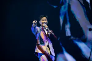 張信哲攻唱杜拜1/萬人直擊20秒時裝秀!金曲歌王當眾脫了送福利