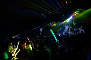 ▲張信哲唱到〈雨後〉一曲時,現場配合歌詞投射出「彩虹」光芒,台上、台下串連互動。(圖/潮水音樂) ▲張信哲唱到〈雨後〉一曲時,現場配合歌詞投射出「彩虹」光芒,台上、台下串連互動。(圖/潮水音樂)
