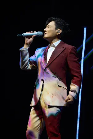 ▲張信哲感謝台前、幕後人員力挺相助,才能促成這回杜拜首唱。(圖/潮水音樂) ▲張信哲感謝台前、幕後人員力挺相助,才能促成這回杜拜首唱。(圖/潮水音樂)