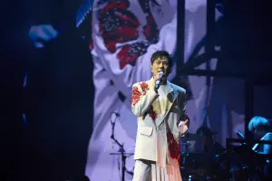 張信哲攻唱杜拜2/粉絲太嗨兩度中斷演出!《浪姐》大咖女星來了