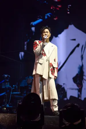 ▲張信哲演唱〈親愛的小孩〉的時候,歌迷們自顧自大合唱,令他2度被迫停下來「聽歌」。(圖/潮水音樂) ▲張信哲演唱〈親愛的小孩〉的時候,歌迷們自顧自大合唱,令他2度被迫停下來「聽歌」。(圖/潮水音樂)