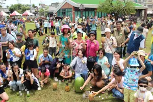 ▲屏東縣府邀集800人於正午12點一起立水果及立蛋。（圖／屏東縣府提供）