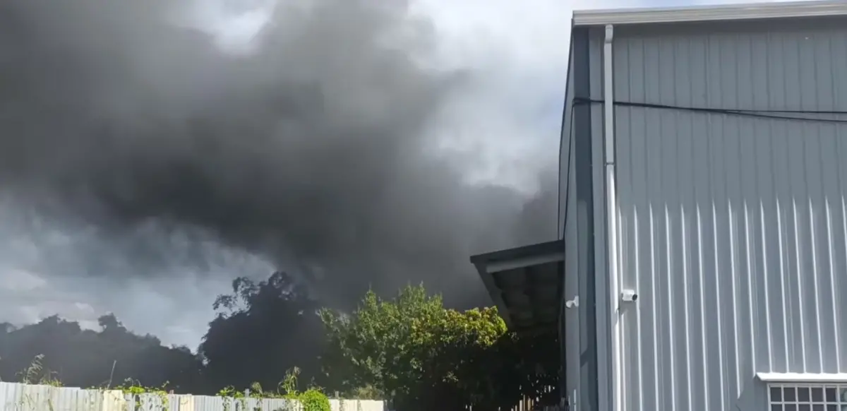 ▲一處位於高雄仁武區新寶街上的油漆工廠，今（10）日下午突然傳出火警。（圖／翻攝臉書仁武人大小事）