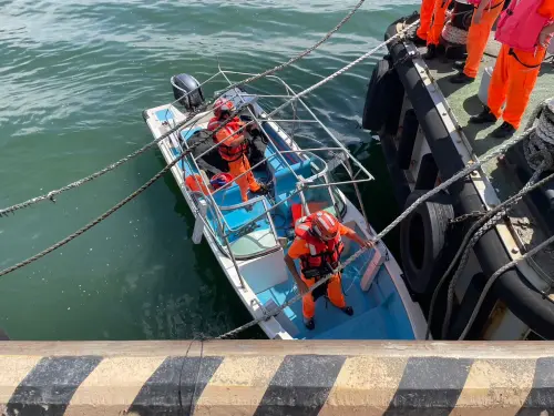 ▲中國籍快艇直闖淡水河口，海巡署在漁人碼頭攔截逮人。（圖／海巡署提供）