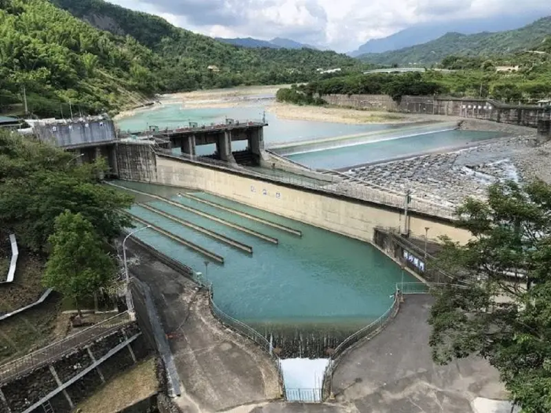 ▲南化水庫，除歷經2波鋒面帶來雨水，也仰賴高雄自甲仙堰越域引取旗山溪地面水挹注。（圖／高市府水利局提供）