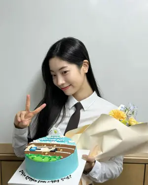 ▲5月28日剛迎接26歲生日的多賢,在IG上傳身穿制服、領帶手持蛋糕的慶生照,讓不少粉絲都在猜測她是否已經接下「韓版沈佳宜」的角色演出。(圖/翻攝自多賢IG) ▲5月28日剛迎接26歲生日的多賢,在IG上傳身穿制服、領帶手持蛋糕的慶生照,讓不少粉絲都在猜測她是否已經接下「韓版沈佳宜」的角色演出。(圖/翻攝自多賢IG)