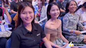 ▲中國女歌迷Abby(左起)、姊姊、媽媽,一起在杜拜欣賞張信哲演唱會。(圖/記者黃雅琪攝影) ▲中國女歌迷Abby(左起)、姊姊、媽媽,一起在杜拜欣賞張信哲演唱會。(圖/記者黃雅琪攝影)
