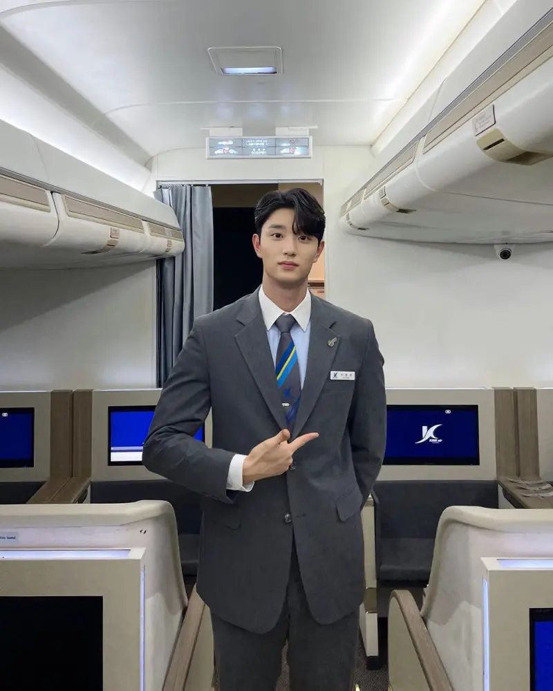 ▲▼金載原在《歡迎來到王之國》飾演空少,這次演《名校的階梯》高中生「金俐晏」。(圖/Netflix)