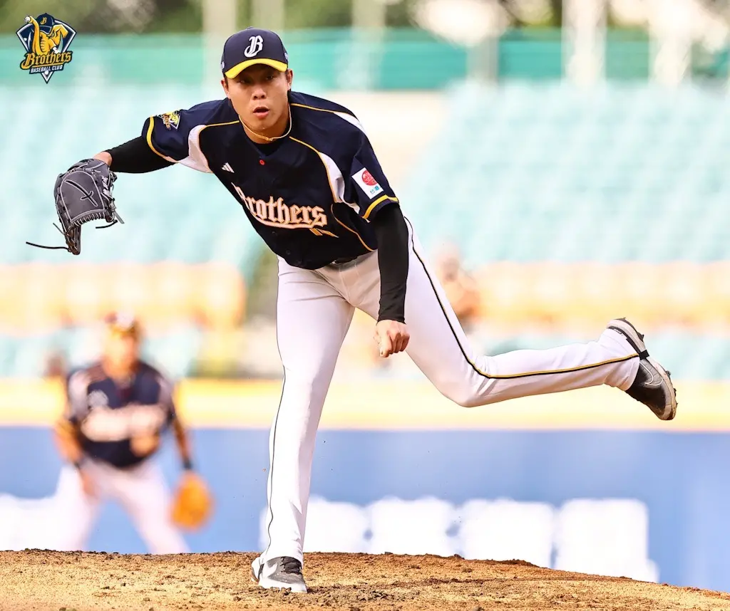 ▲魏碩成投手犯規疑似超時，王建民不滿衝出來抗議，中職賽務部坦承有誤判，之後會做出修正。（圖／中信兄弟提供）