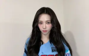 影/韓人氣女團aespa隊長Karina超辣開球!球迷瘋狂:美到不像話