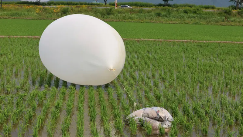 ▲北韓今年六度向韓國空飄穢物氣球，並影響到韓國仁川機場起降。（圖／美聯社／達志影像）